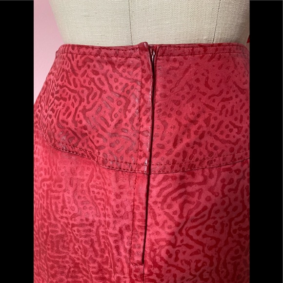 Red hot leather miniskirt, fully lined, distressed leather look, back zipper - Picture 6 of 6
